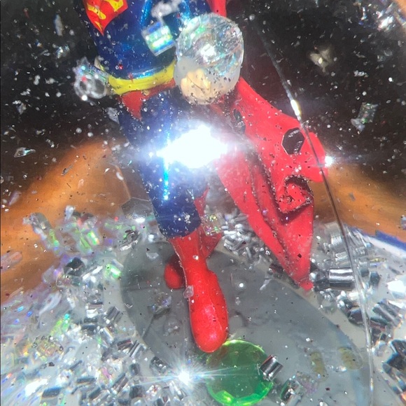 SUPERMAN Snow Globe - Picture 5 of 16